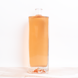 A 1000-milliliter glass bottle for white spirit and spirits has a mountain glass bottle at the bottom